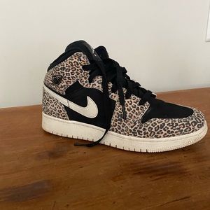 Air Jordan 1 mid SE GS Leopard - 7Y